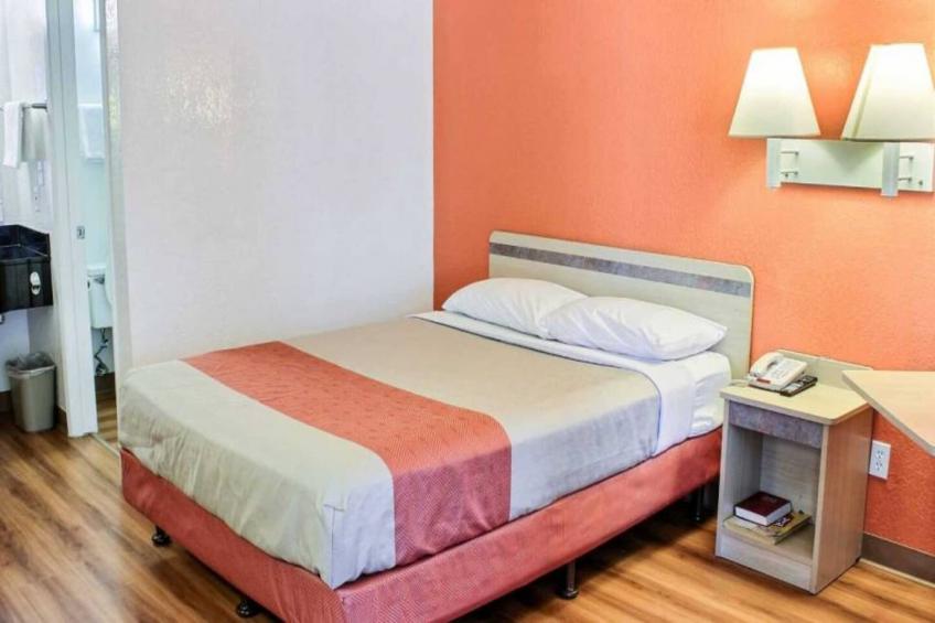 1 Queen Bed  Micfridge - foto 6
