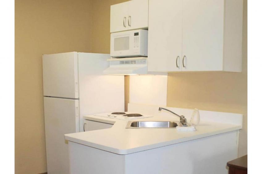 1 Queen Bed | ADA\/RI Shower\/Smoking\/Kitchen - foto 8