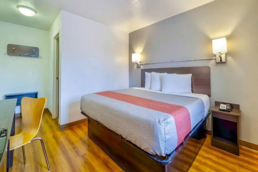 1 Queen Bed  Non-Smoking - foto 13