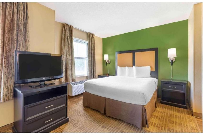 1 King Bed | Hearing Accessible, Kitchen - foto 8