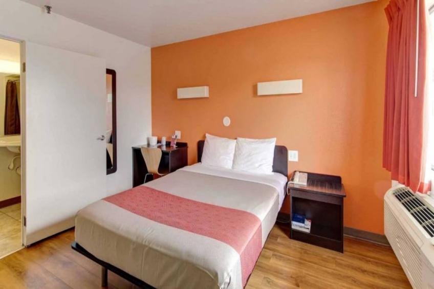 1 Queen Bed  Non-Smoking Micfridge - foto 13