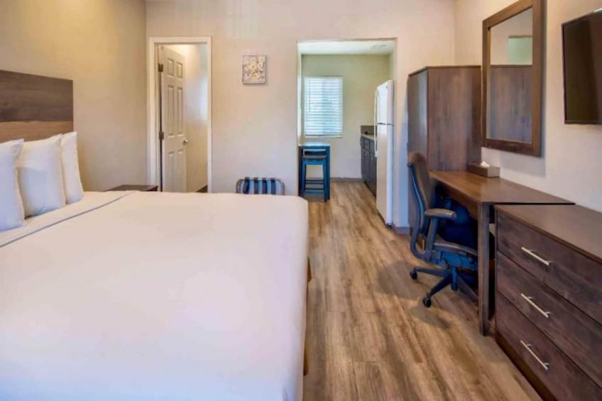 1 King Bed  Non-Smoking Kitchen - foto 11
