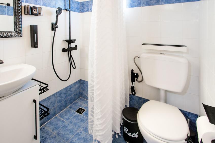 Berge und die ikonische Landebahn des Flughafens Skiathos - foto 11