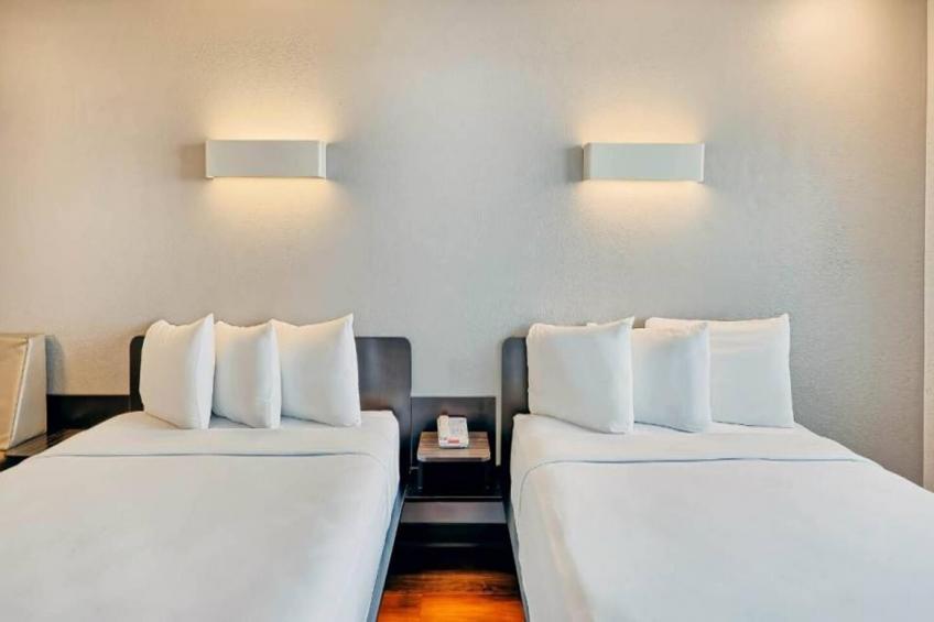 2  Full Beds  ADA/Tub - foto 8
