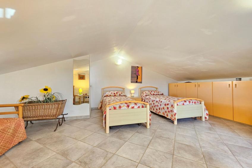 Helle mediterrane Villa mit Veranda und Garten - foto 16