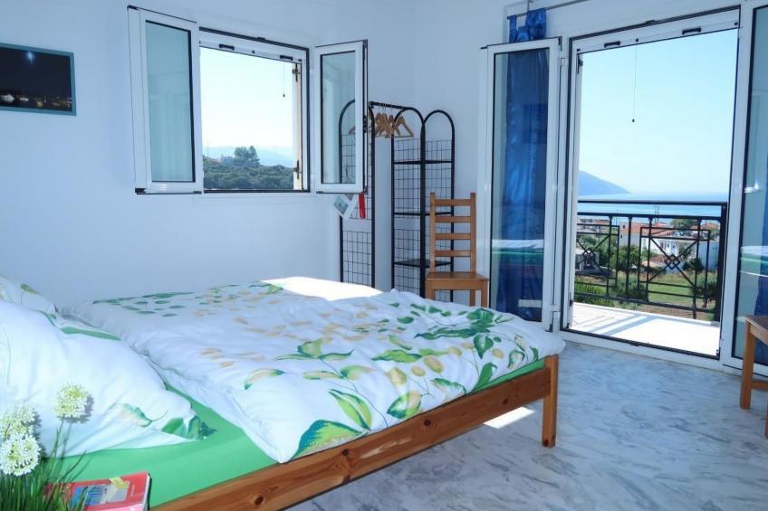 mit Blick auf das Wasser