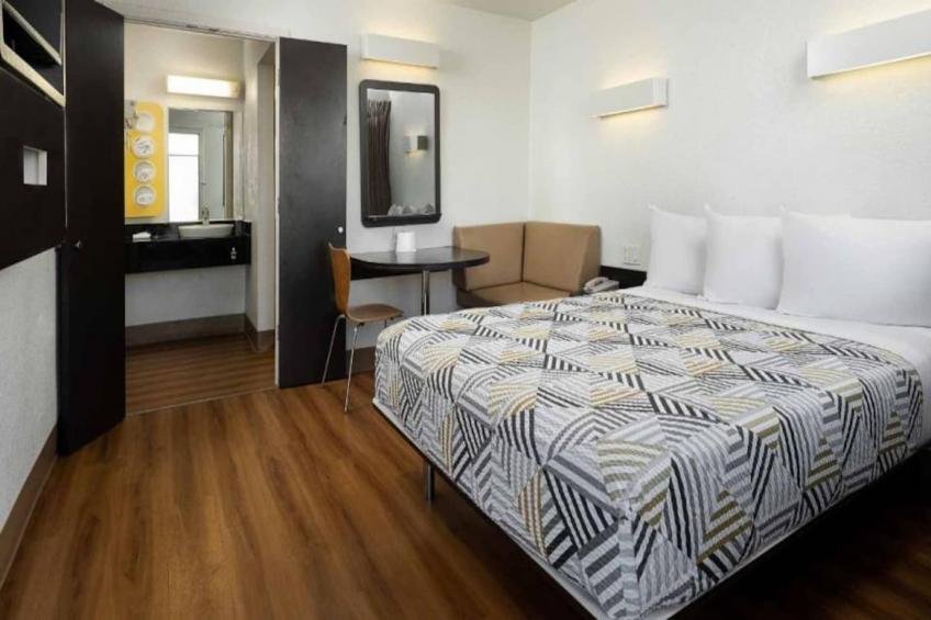 1 Queen Bed  Micfridge - foto 3