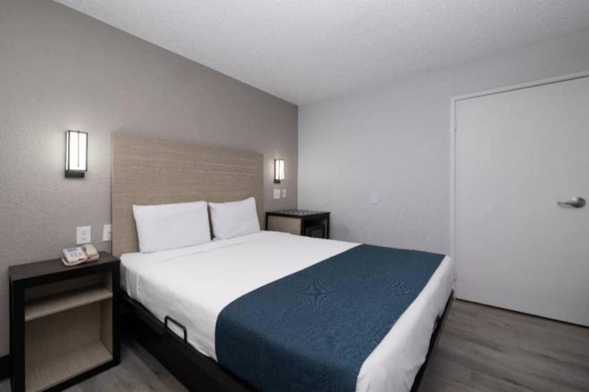 1 Full Bed  ADA/RI Shower - foto 14
