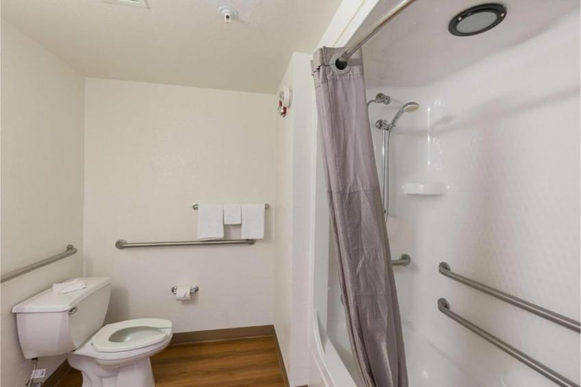 1  Full Bed  ADA/Tub - foto 19