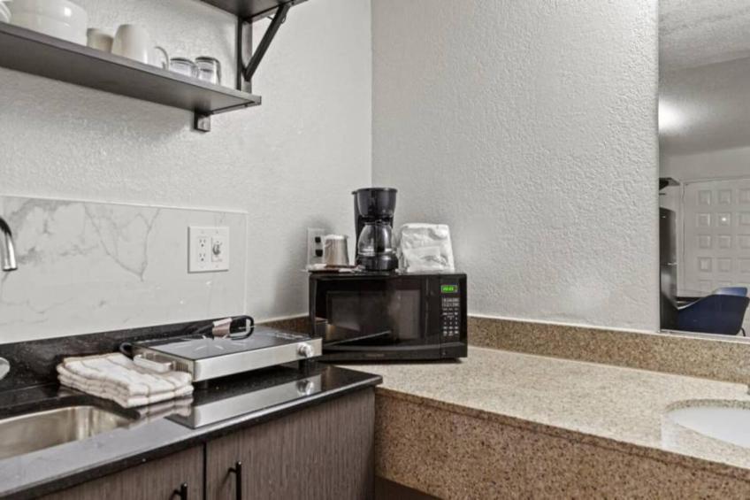 1 Queen Bed  Non-Smoking Kitchen - foto 10