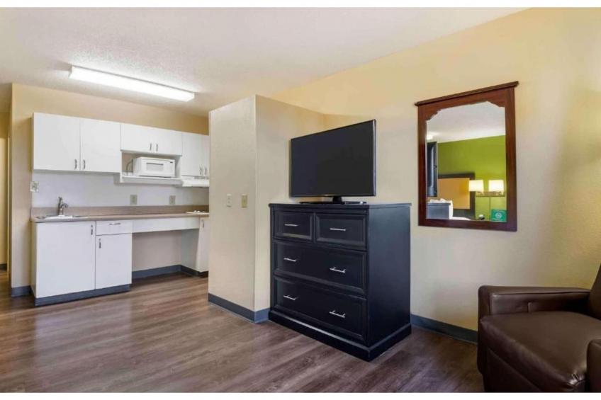 1 King Bed | Non-Smoking, Kitchen, Shower - foto 11