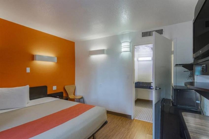 1 QUEEN BED  NON-SMOKING KITCHEN - foto 12