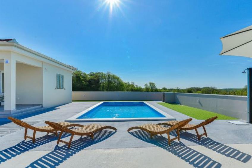 Holiday House Casia with pool