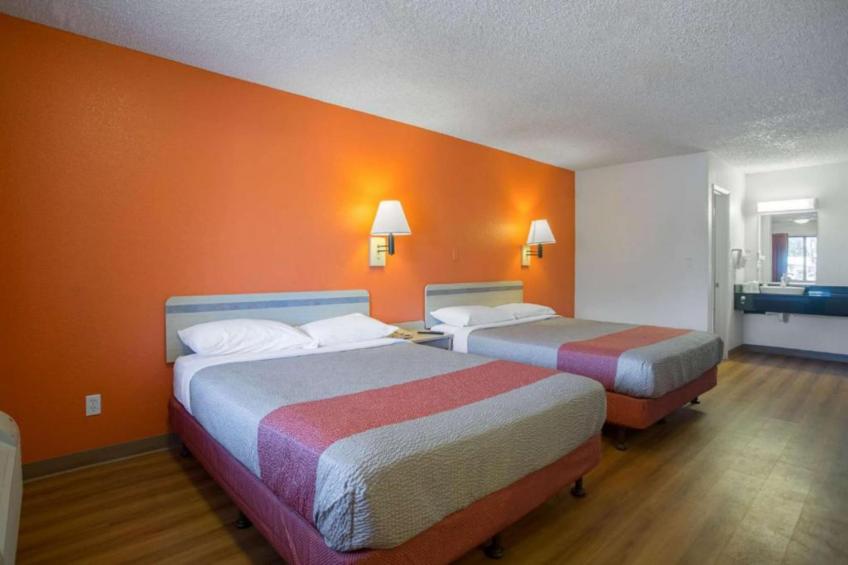2 Full Beds  Smoking - foto 8