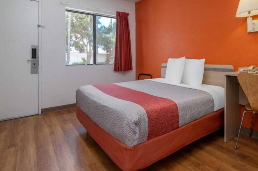 1 Queen Bed  ADA/RI Shower - foto 17