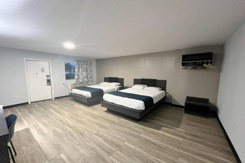 2 Queen Beds  Non-Smoking Micfridge - foto 2