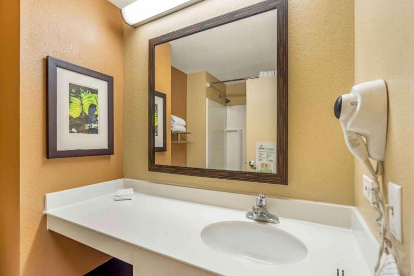 Studio 6 Vernon Hills ADA Queen bed RI Shower Nsmk  Kitchen - foto 14