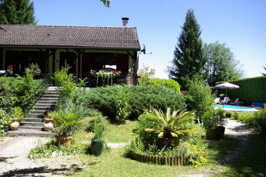 mit Garten, Grill und Terrasse