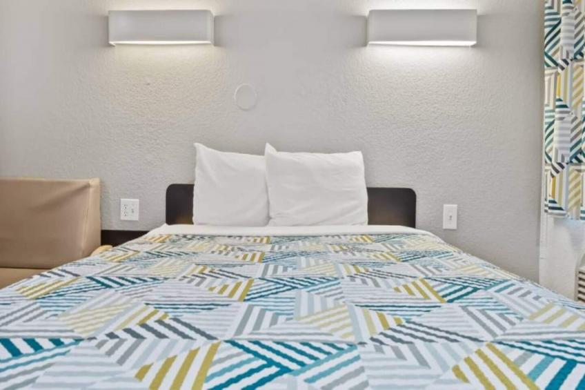 1 Queen Bed  Mini Fridge - foto 9