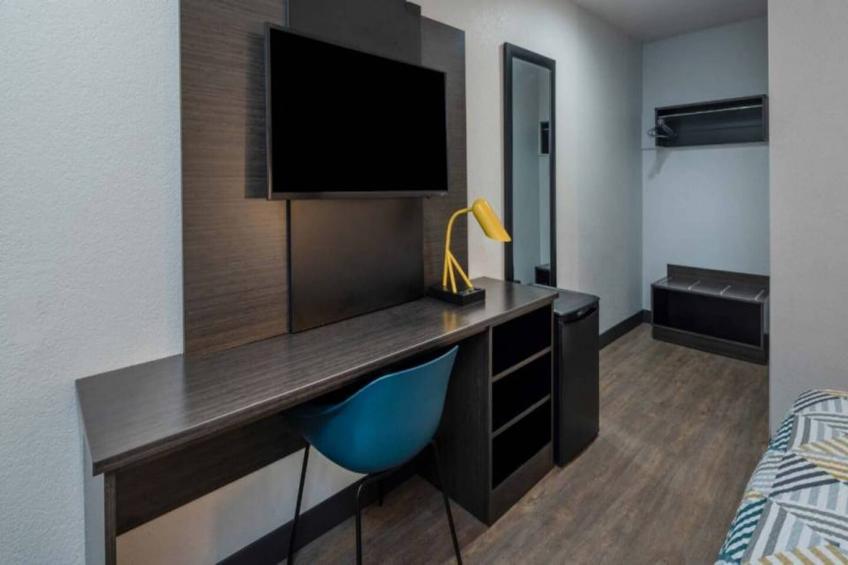 1 Queen Bed  Mini Fridge - foto 8