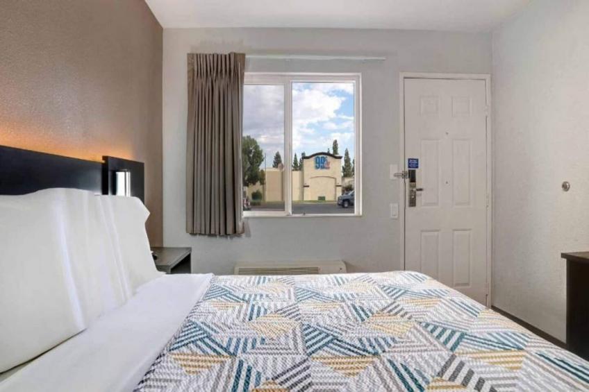 1 Queen Bed  Mini Fridge - foto 7