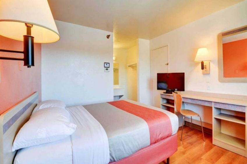 1 Queen Bed  ADA/Tub/Micfridge - foto 12