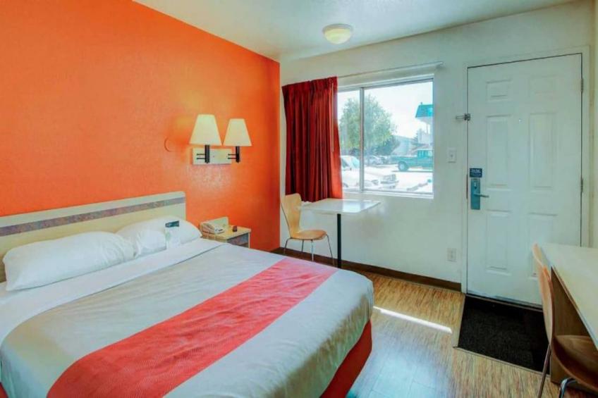 1 Queen Bed  ADA/Tub/Mini Fridge - foto 11