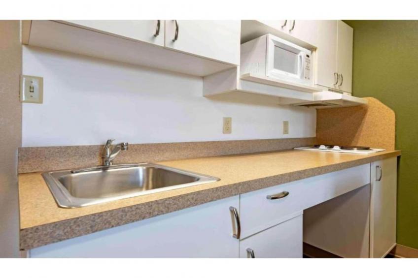 1 Queen Bed  Non-Smoking Kitchen - foto 5