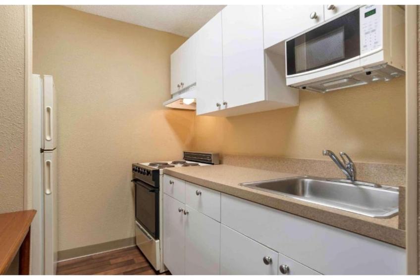 1 King Bed | Hearing Accessible, Kitchen - foto 18