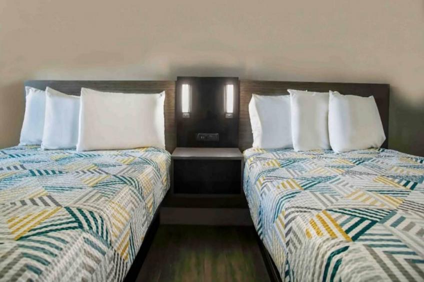 1 Queen Bed  Non-Smoking Micfridge - foto 23