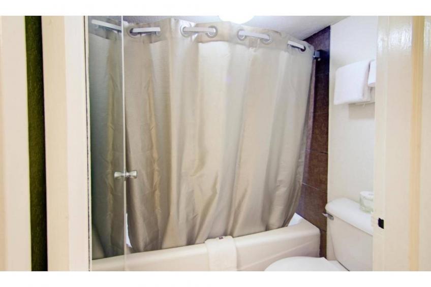 2 QUEEN BEDS  DELUXE NON-SMOKING - foto 12