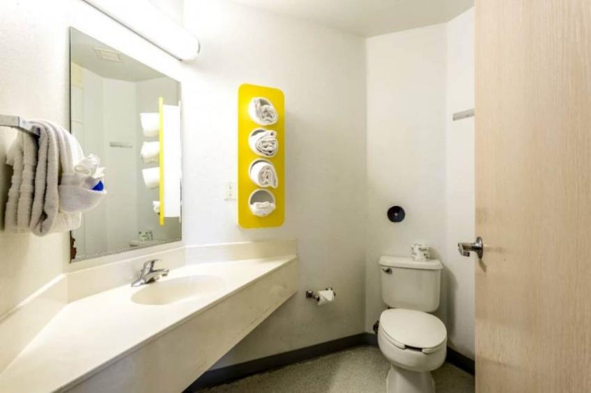 1 Queen Bed  Mobility Accessible Tub Nsmk - foto 8