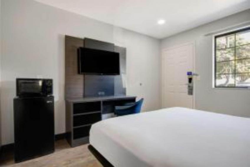 1 Queen Bed  ADA/RI Shower - foto 11