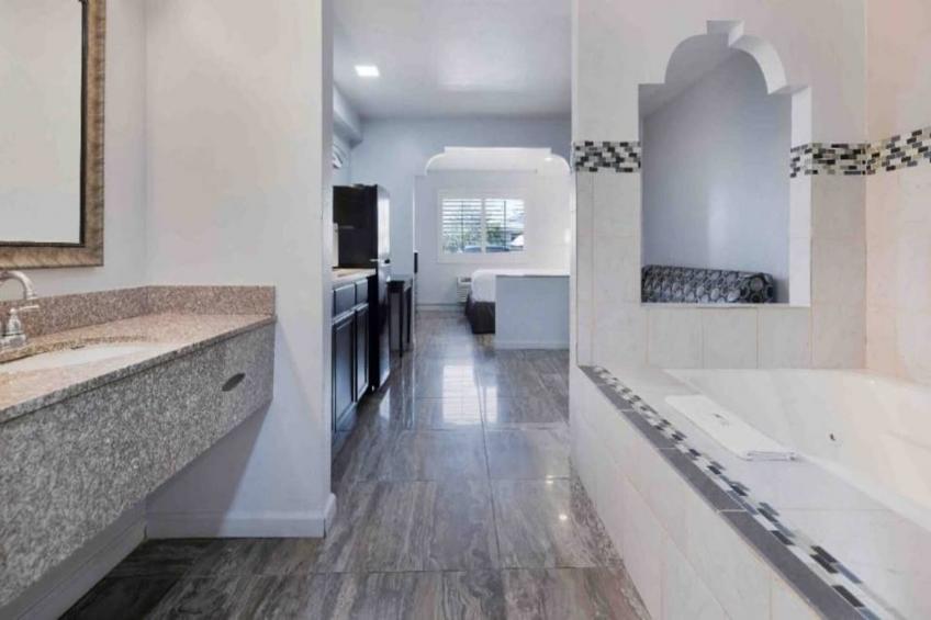 1 Queen Bed  Suite Non-Smoking Kitchen - foto 13