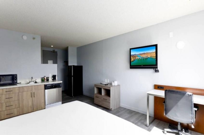 1 King Bed  Non-Smoking Kitchen - foto 8