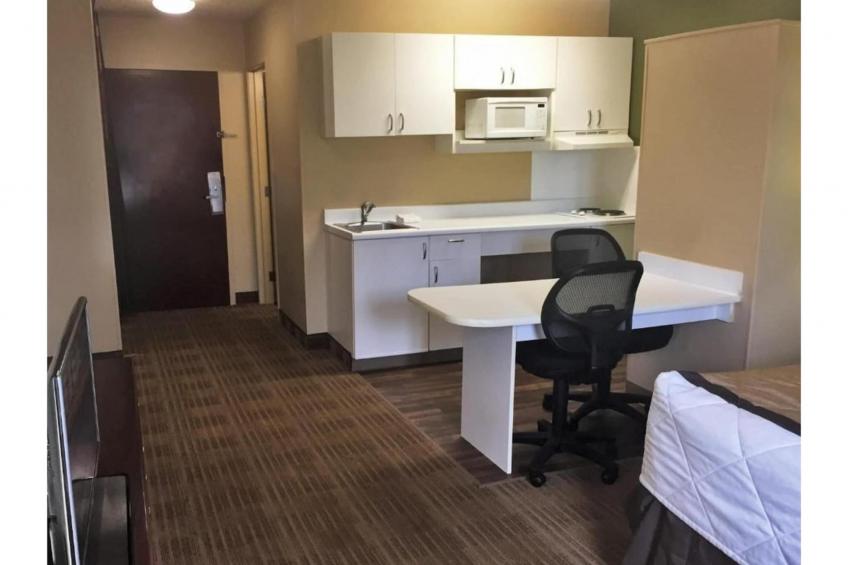 1 King Bed | Non-Smoking, Kitchen, Shower - foto 21