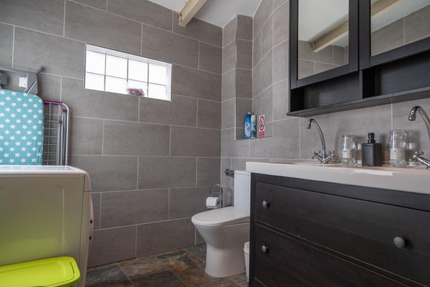 Spektakuläre Höhle mit zwei großen Terrassen am Meer - foto 12