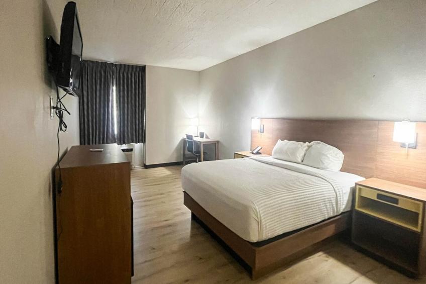 1 Queen Bed | Non-Smoking, Micfridge - foto 10