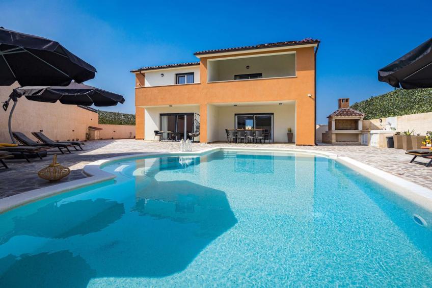 Villa Nur Amela with Pool, Jacuzzi, Darts