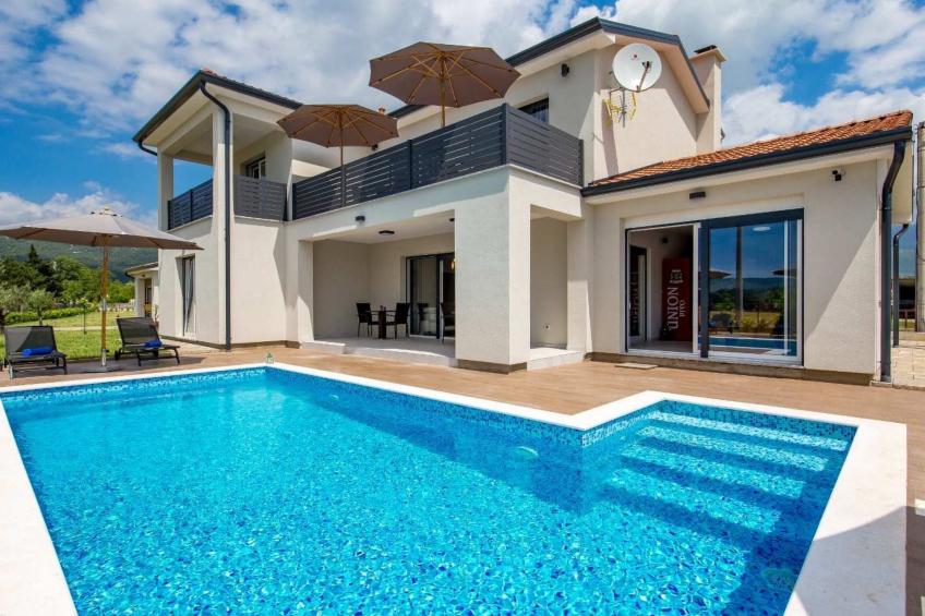 Schönes Haus für 8 Personen mit großem Schwimmbad