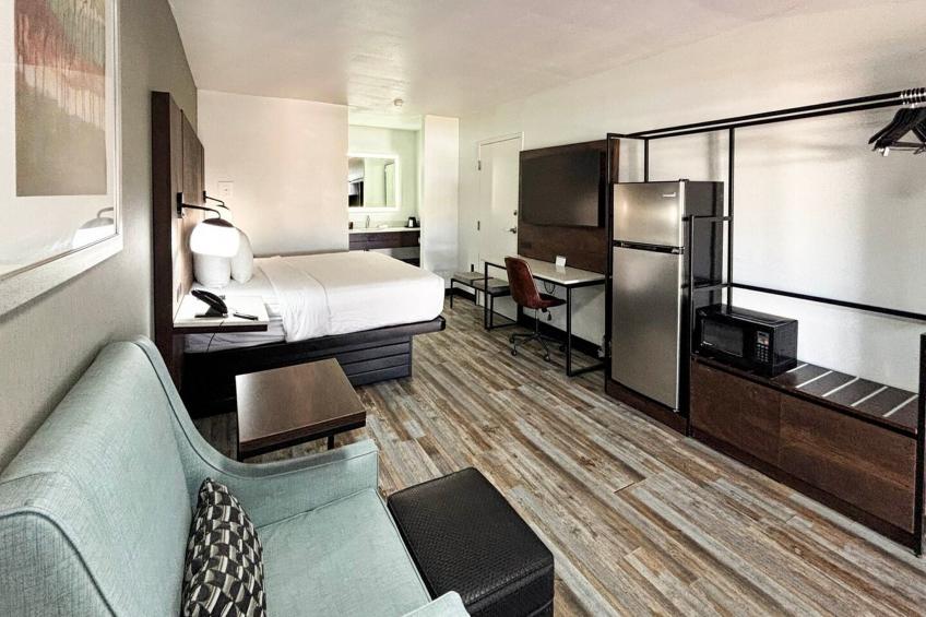 1 King Bed | Non-Smoking, Micfridge - foto 11