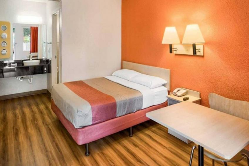 1 Queen Bed  Micfridge - foto 6