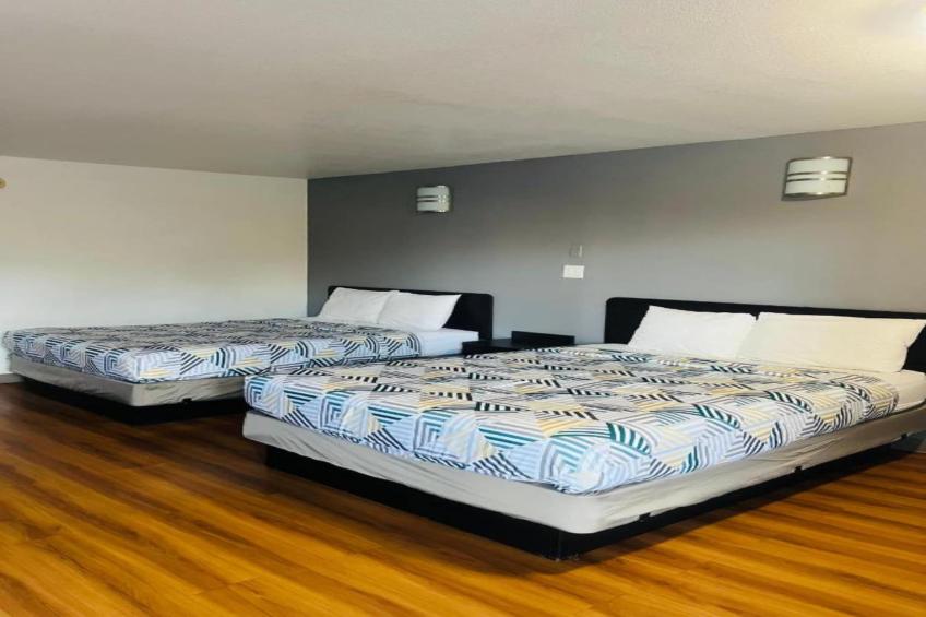 2 Full Beds  Non-Smoking Micfridge - foto 17