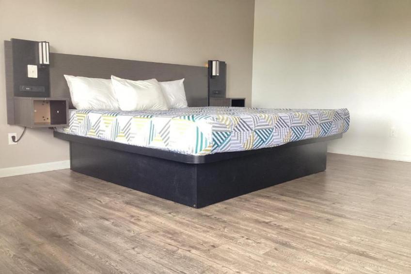 1 King Bed  Non-Smoking Micfridge - foto 8