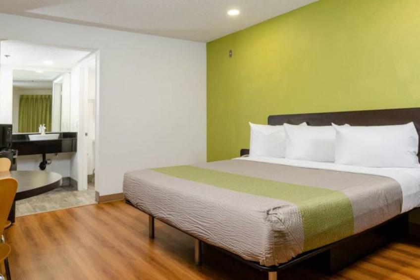 1 King Bed  Non-Smoking Micfridge Sofa-Bed - foto 30