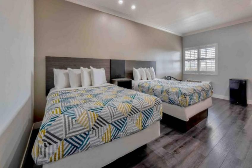 2 Queen Beds  Non-Smoking Mini Fridge - foto 4