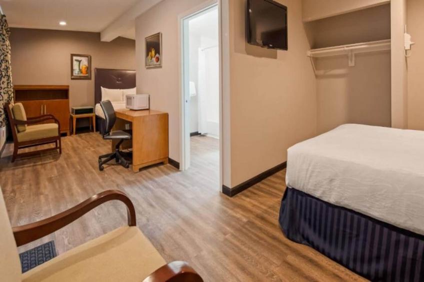 1 Queen Bed  Non-Smoking Micfridge - foto 10