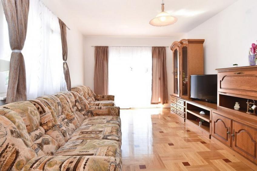 Serene Villa with Pool, BBQ, and Authentic Tavern Surrounded by Nature - Five Bedroom Holiday Home - foto 2