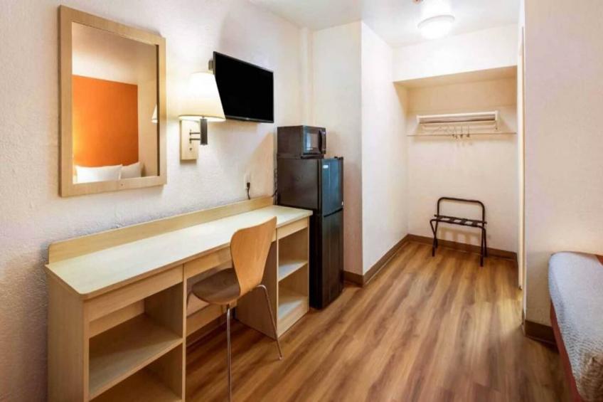 1 Queen Bed  Mini Fridge - foto 32