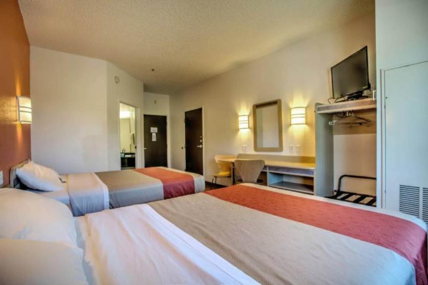 2 Queen Beds  Non-Smoking Mini Fridge - foto 11
